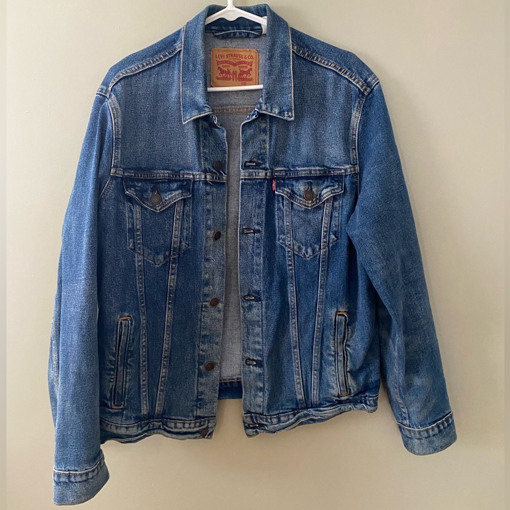 Levi’s classic denim jacket. Men’s Large.